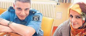 Pate in Uniform. Polizist Mario Stöcklein besuchte am Sonntag Mutter Saliha Yakut und ihr Baby Yaren im Urban-Krankenhaus. 