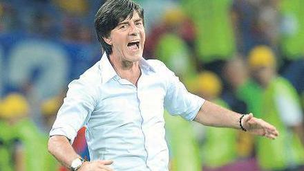 Wenn Bundestariner Joachim Löw brüllt, dann schaut Julia Probst genau hin. Die gehörlose Bloggerin twittert Sprüche, Flüche und Kommandos, die auf dem Spielfeld fallen. Foto: dpa