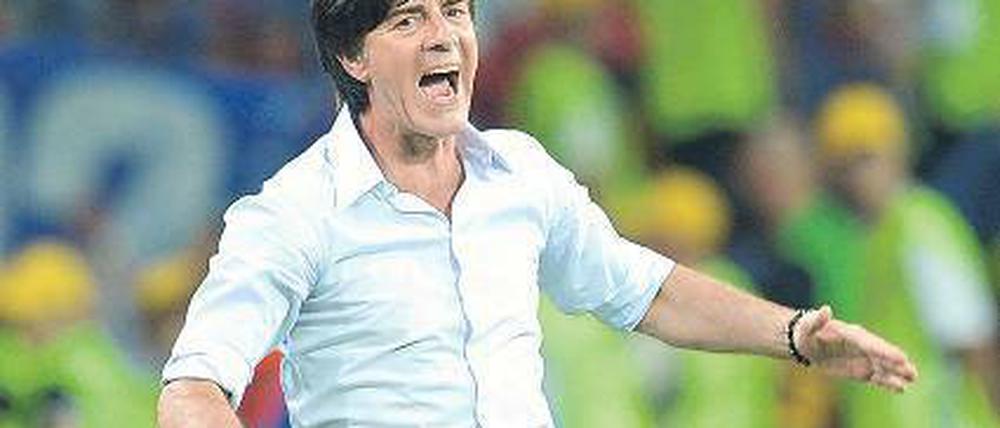Wenn Bundestariner Joachim Löw brüllt, dann schaut Julia Probst genau hin. Die gehörlose Bloggerin twittert Sprüche, Flüche und Kommandos, die auf dem Spielfeld fallen. Foto: dpa