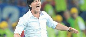 Wenn Bundestariner Joachim Löw brüllt, dann schaut Julia Probst genau hin. Die gehörlose Bloggerin twittert Sprüche, Flüche und Kommandos, die auf dem Spielfeld fallen. Foto: dpa