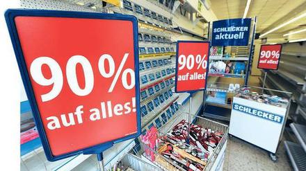 Leere Regale. Viele Märkte haben schon vor dem offiziellen Verkaufsstopp keine Ware mehr. Foto: dpa