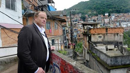 Entwicklungsminister Dirk Niebel bei dem Besuch in einer Favela in Rio: "Cantagalo" ist das älteste Armenviertel der Millionenstadt. 