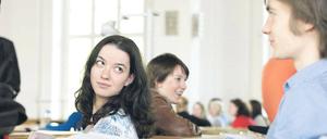 Happy im Hörsaal. Ein halbes Jahr nach dem Abi sind 72 Prozent schon an der Uni oder wollen ein Studium aufnehmen.
