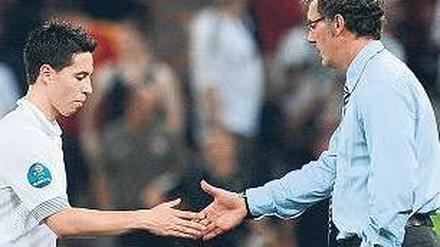 Handschlag im Zorn. Samir Nasri (links, mit Trainer Blanc) sorgte nach dem Aus Frankreichs für einen Eklat. Foto: dpa