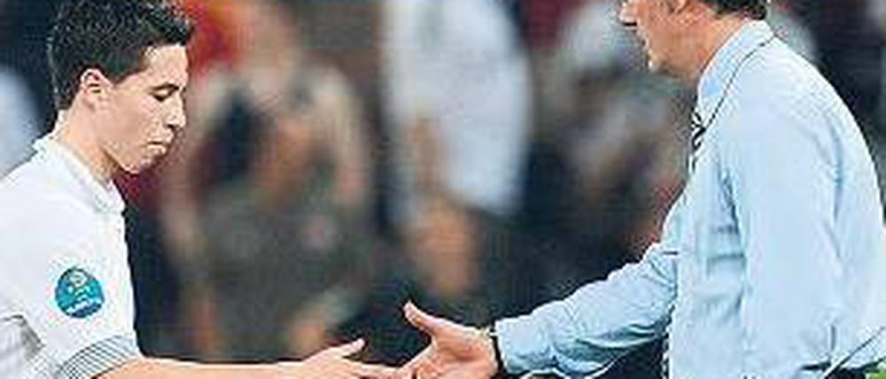 Handschlag im Zorn. Samir Nasri (links, mit Trainer Blanc) sorgte nach dem Aus Frankreichs für einen Eklat. Foto: dpa