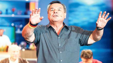 Dirigiert die Massen. In seinem „Club“ ist Waldemar Hartmann absolut Chef. Foto: imago