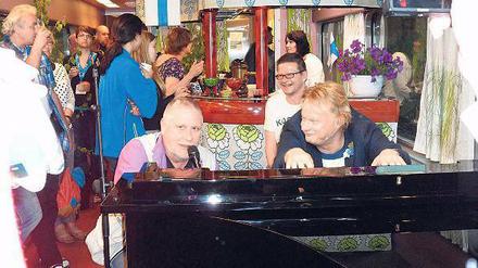 Eine lange Nacht. Der Schauspieler Kari Väänänen, bekannt aus Filmen des Regisseurs Aki Kaurismäki, und Jazz-Pianist Iiro Rantala im Zug durch Finnland. 