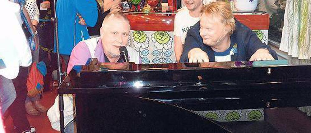 Eine lange Nacht. Der Schauspieler Kari Väänänen, bekannt aus Filmen des Regisseurs Aki Kaurismäki, und Jazz-Pianist Iiro Rantala im Zug durch Finnland. 