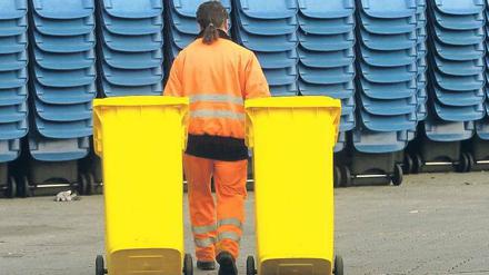Blau machen. Der Streit entzündete sich an den blauen Tonnen für Altpapier. Das Sammeln war einst sehr lukrativ. Foto: picture-alliance / dpa