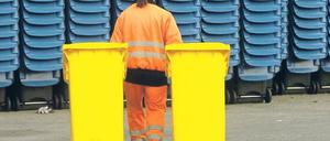 Blau machen. Der Streit entzündete sich an den blauen Tonnen für Altpapier. Das Sammeln war einst sehr lukrativ. Foto: picture-alliance / dpa