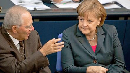 Bundesfinanzminister Wolfgang Schäuble und Bundeskanzlerin Angela Merkel müssen sich immer wieder für ihre Europa-Politik rechtfertigen. 