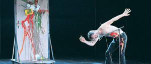 Ewige Herausforderung. Das Theater tut sich schwer mit „Faust“ – und kann nicht von dem Riesenwerk lassen. Der Regisseur Nicolas Stemann hat jüngst versucht, beide Teile in eine Spielfassung zu bringen. Die Koproduktion der Salzburger Festspiele und des Hamburger Thalia-Theaters mit Philipp Hochmair gastierte jetzt beim Berliner Theatertreffen. Foto: dapd