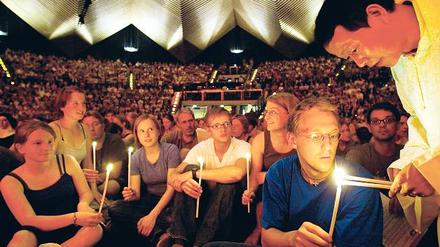 Im Kerzenschein. Mehr als 3000 Veranstaltungen gab es beim Ökumenischen Kirchentag, der 2003 im Tempodrom stattfand. Auch eine „Nacht der Lichter“ gehörte dazu. Foto: ddp/Thomas Lohnes