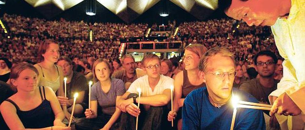 Im Kerzenschein. Mehr als 3000 Veranstaltungen gab es beim Ökumenischen Kirchentag, der 2003 im Tempodrom stattfand. Auch eine „Nacht der Lichter“ gehörte dazu. Foto: ddp/Thomas Lohnes
