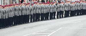 Reihenweise. Etwa 40 der rund 400 Bundeswehrstandorte will Verteidigungsminister Thomas de Maizière angeblich schließen. Genaue Angaben des Ministers werden mit Spannung erwartet.