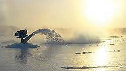 Wasser marsch. Das Eis auf dem See wurde künstlich verdickt, damit es das 100-Tonnen-Bohrgerät hält. 