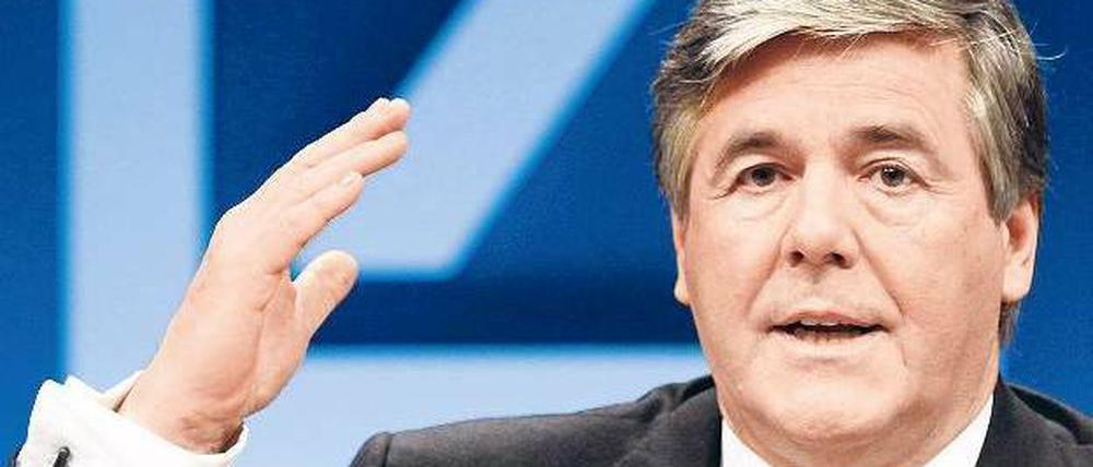 Viele Quartalsergebnisse wird Deutsche-Bank-Chef Josef Ackermann nicht mehr vorlegen. Im Mai nächsten Jahres gibt er seinen Posten an Anshu Jain und Jürgen Fitschen ab. Vorerst zeigt er sich zufrieden mit den Geschäftszahlen. Auch die Kapitalausstattung sei komfortabel, das Engagement in den kriselnden Euro-Peripherieländern gering. Foto: dpa