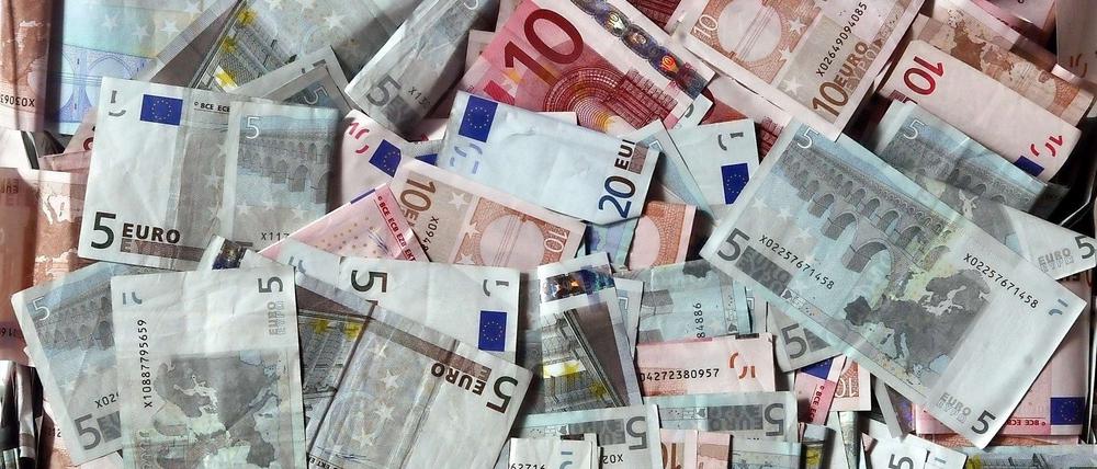 Eine Lehrerin steht im Verdacht, Geld veruntreut zu haben.
