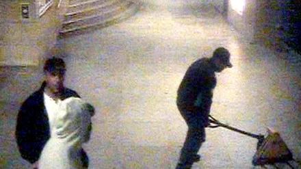 Diese mutmaßlichen Geldautomaten-Diebe werden von der Polizei gesucht.