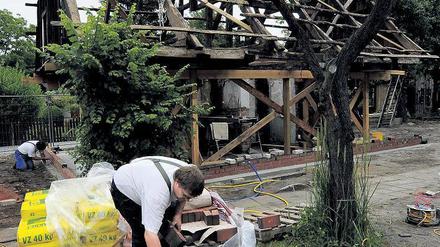 Aus Altbau wird Neubau. Viele Häuser sind heute – unter energetischen Gesichtspunkten betrachtet – museumsreif. Hier allerdings liegt der Fall anders: Arbeiter bauen derzeit in dem Museumsdorf Lehde ein historisches Spreewaldhaus wieder auf. Foto: Theo Heimann/dapd