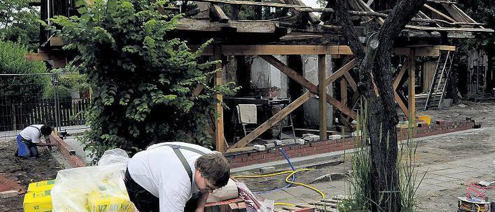 Aus Altbau wird Neubau. Viele Häuser sind heute – unter energetischen Gesichtspunkten betrachtet – museumsreif. Hier allerdings liegt der Fall anders: Arbeiter bauen derzeit in dem Museumsdorf Lehde ein historisches Spreewaldhaus wieder auf. Foto: Theo Heimann/dapd