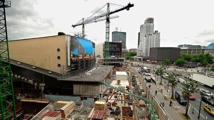 Umbau West. Den Anblick einer Baustelle statt eines in neuem Glanze erstrahlenden Zoo-Palasts muss man nun noch einige Monate länger als geplant ertragen.