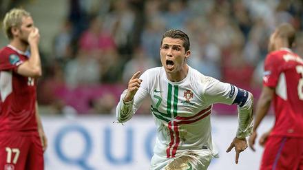 Seht her, ich habe ein Tor gemacht! Cristiano Ronaldo jubelt nach seinem Tor zum 1:0-Endstand, im Hintergrund stehen enttäuschte Tschechen.