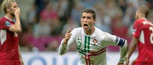 Seht her, ich habe ein Tor gemacht! Cristiano Ronaldo jubelt nach seinem Tor zum 1:0-Endstand, im Hintergrund stehen enttäuschte Tschechen.