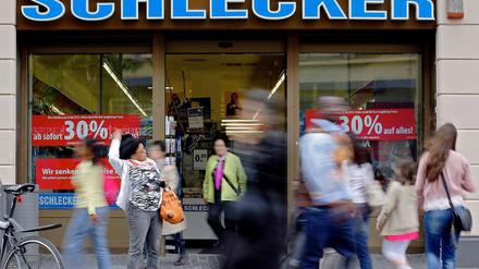 Ausverkauf. Die Schlecker-Filialen schließen. Doch was geschieht mit den Mitarbeiterinnen?