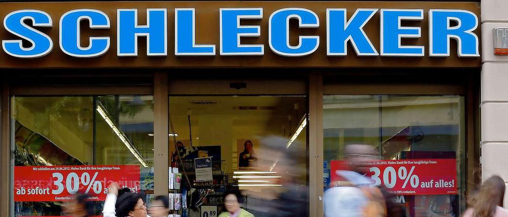 Ausverkauf. Die Schlecker-Filialen schließen. Doch was geschieht mit den Mitarbeiterinnen?