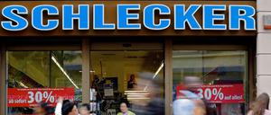 Ausverkauf. Die Schlecker-Filialen schließen. Doch was geschieht mit den Mitarbeiterinnen?