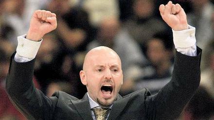 Zurück zur Vergangenheit. Sasa Obradovic war einst Spielmacher bei Alba Berlin, in der neuen Saison trainiert er den Klub nun. Foto: dapd