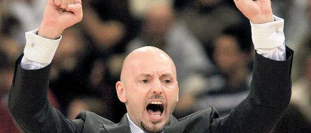 Zurück zur Vergangenheit. Sasa Obradovic war einst Spielmacher bei Alba Berlin, in der neuen Saison trainiert er den Klub nun. Foto: dapd
