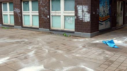 In Kreuzberg hat sich offenbar ein grausamer Mord ereignet. Nachbarn berichten, ein Mann habe seine Frau enthauptet und ihren Kopf von einer Dachterrasse heruntergeworfen.