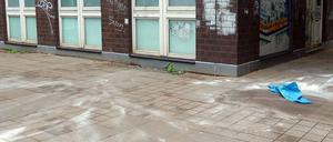 In Kreuzberg hat sich offenbar ein grausamer Mord ereignet. Nachbarn berichten, ein Mann habe seine Frau enthauptet und ihren Kopf von einer Dachterrasse heruntergeworfen.