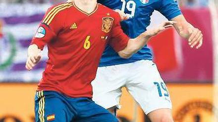 Hohe Schule. Die Spanier und die Italiener zeigen in Danzig anspruchsvollen Fußball und kämpfen um jeden Ball, wie hier