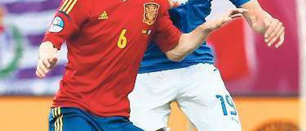 Hohe Schule. Die Spanier und die Italiener zeigen in Danzig anspruchsvollen Fußball und kämpfen um jeden Ball, wie hier