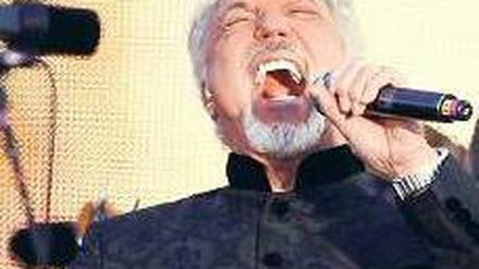 Yeeeaaah! Gastgeberin Liz Mohn winkte auf dem roten Teppich. Später trat Tom Jones als Stargast auf. Neulich hatte der „Tiger“ für die Queen gesungen (Foto oben), in Berlin durfte er nicht abgelichtet werden.