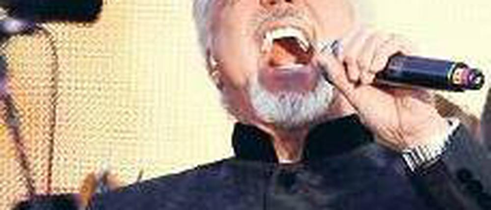 Yeeeaaah! Gastgeberin Liz Mohn winkte auf dem roten Teppich. Später trat Tom Jones als Stargast auf. Neulich hatte der „Tiger“ für die Queen gesungen (Foto oben), in Berlin durfte er nicht abgelichtet werden.