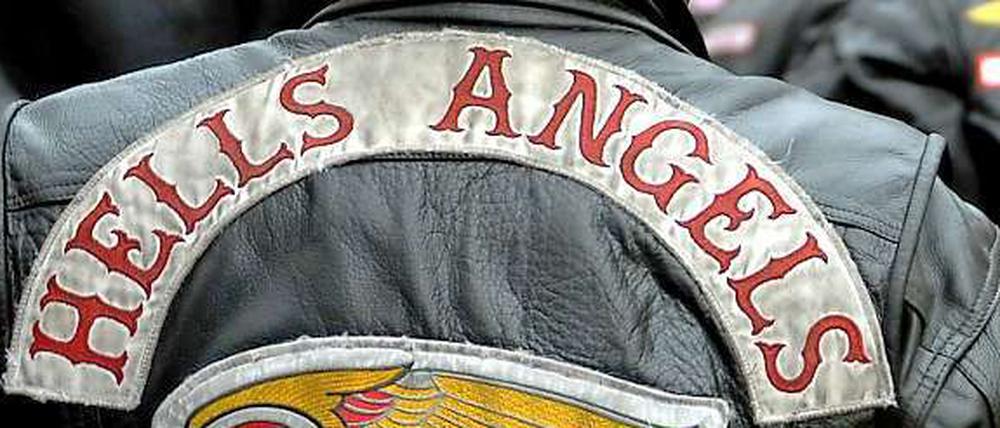 Die Lederjacke mit dem Symbol der Hells Angels.