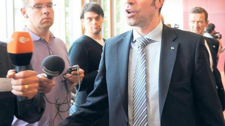 Ich kann auch nichts dafür! Herthas Manager Michael Preetz in den Gängen der DFB-Zentrale in Frankfurt am Main. 
