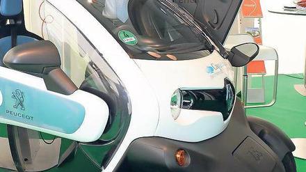 Viel zu gucken und zu diskutieren gab es am ersten Tag des eMobility Summit im Verlagshaus des Tagesspiegels. Verkehrsminister Ramsauer schaute sich ein Elektrofahrzeug von Renault an, und hielt ebenso einen Vortrag wie Lanxess-Chef Heitmann. 