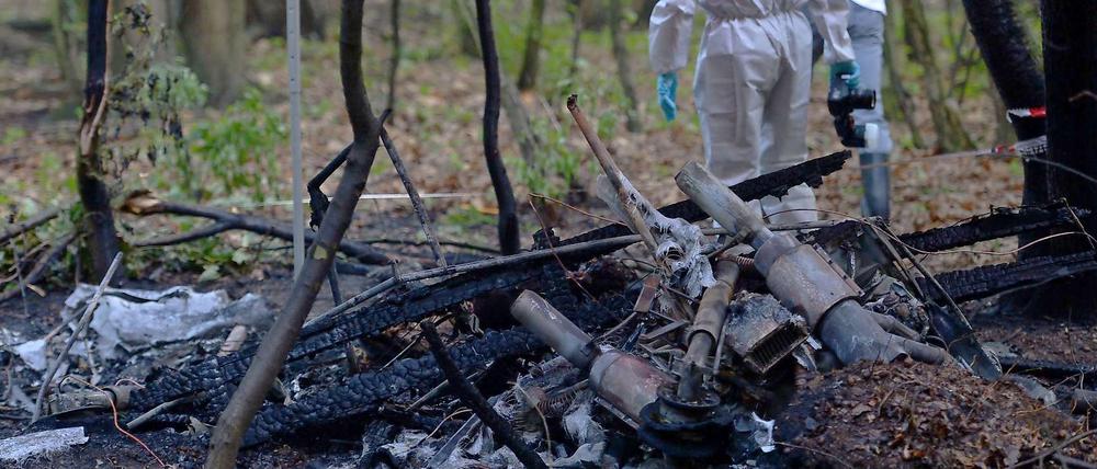 Ermittler am Unfallort mit Teilen des verunglückten Flugzeugs.