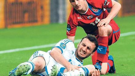 Das tut weh. Die Griechen um Vassilis Torosidis (l.) lagen gegen Vaclav Pilars Tschechen schnell 0:2 zurück. Foto: dpa