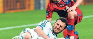 Das tut weh. Die Griechen um Vassilis Torosidis (l.) lagen gegen Vaclav Pilars Tschechen schnell 0:2 zurück. Foto: dpa