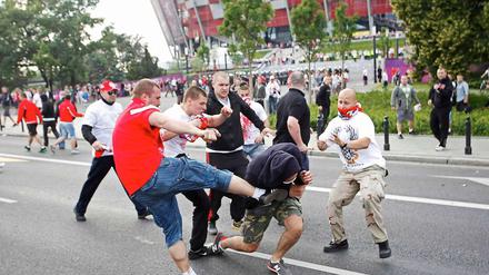 Dritte Halbzeit vor dem Spiel: Russische und polnische Anhänger vor dem Stadion in Warschau.