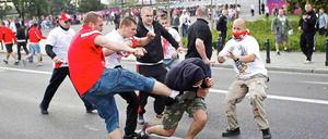 Dritte Halbzeit vor dem Spiel: Russische und polnische Anhänger vor dem Stadion in Warschau.
