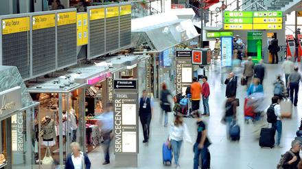 Kein Ladenschluss. Am Flughafen Tegel wird man noch bis März 2012 Geschäfte machen. Wie hoch der Schaden wegen des Airport-Desasters ist, weiß noch niemand.
