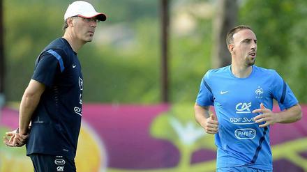 Frankreichs Nationaltrainer Laurent Blanc (l.) mit Franck Ribery.