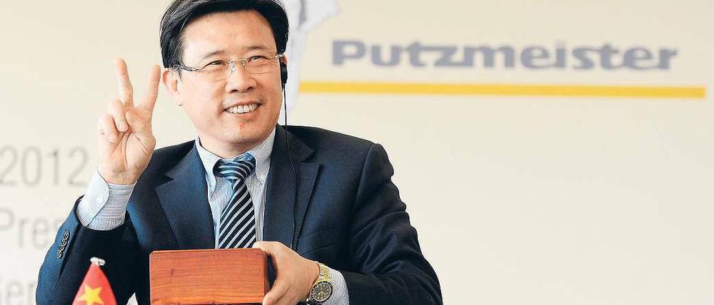 In Siegerstimmung. Der Gründer des chinesischen Maschinenherstellers Sany, Wengen Liang, will auch nach der Übernahme von Putzmeister in Deutschland investieren. Foto: dapd